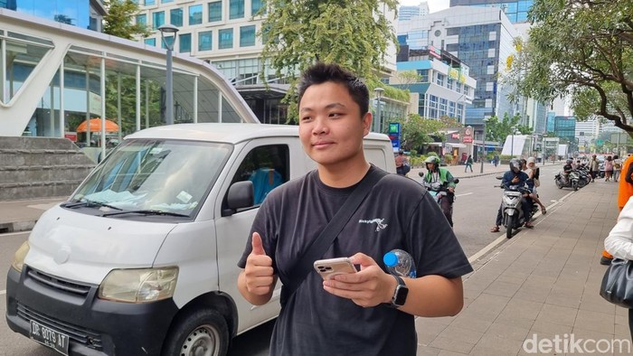 Jevin (23), warga Sunter kesulitan memesan ojol di Stasiun Sudirman imbas demo ojol (Taufiq S/detikcom)