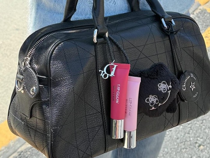 Jisoo member BLACKPINK memakai beauty bag charm dari Dior.