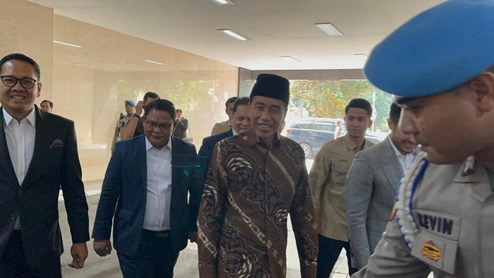 Jokowi didampingi ajudan dan kusa hukum tiba di Bareskrim Polri