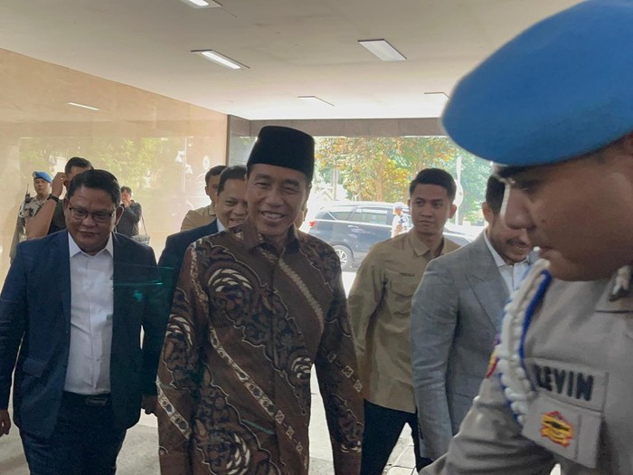 Jokowi didampingi ajudan dan kusa hukum tiba di Bareskrim Polri