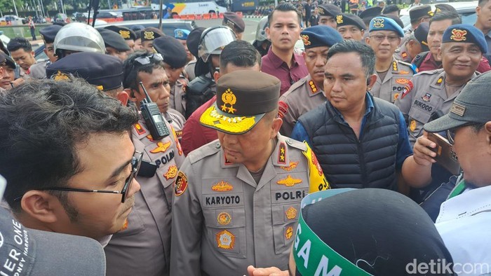 Kapolda Metro Jaya Irjen Karyoto menemui massa demo ojol di Patung Kuda, Jakarta Pusat.