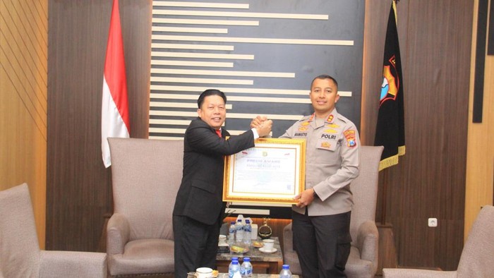 Kapolres Kediri Kota AKBP Bramastyo Priaji menerima penghargaan Presisi Award dari Lembaga Kajian Kepolisian Indonesia (Lemkapi).