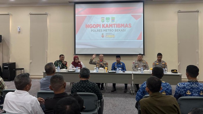 Kapolres Metro Bekasi Kombes Mustofa dalam kegiatan Ngopi Kamtibmas. (Dok. ist)