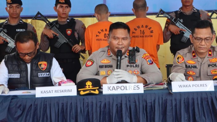 Kapolres Nise AKBP Ferry saat merilis kasus pencurian mesin ambulans milik Dinkes Nisel. (Dok. Polres Nisel)
