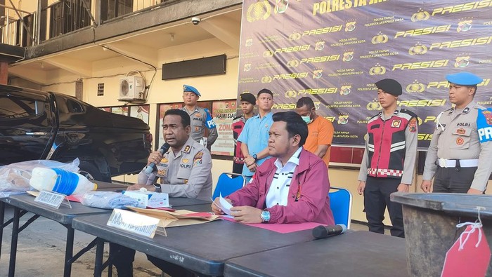 Kapolresta Jayapura Kota AKBP Fredrickus WA Maclarimboen saat merilisi kasus pembunuhan ayah terhadap anak tirinya.
