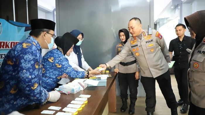 Kapolresta Malang Kota Kombes Nanang Haryono jalani tes urine.