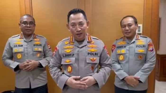 Kapolri Jenderal Listyo Sigit Prabowo menyampaikan selamat ulang tahun kepada Ustaz Abdul Somad.