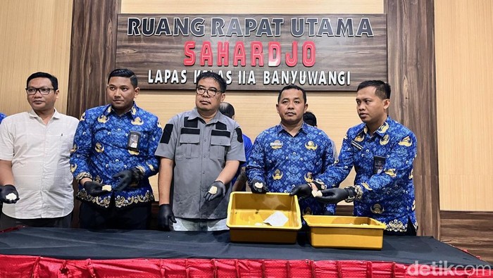 Kasat Narkoba Polresta Banyuwangi bersama Kalapas kelas IIA Banyuwangi saat konferensi pers sabu dalam lontong.