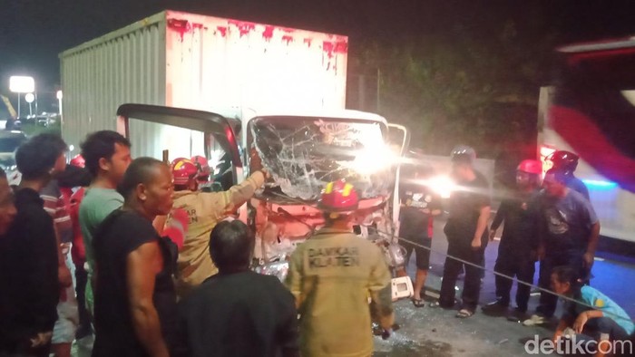 Momen evakuasi sopir truk boks yang terjepit usai menabrak truk pasir di jalan Jogja-Solo, selatan exit tol Kuncen, Klaten, Selasa (20/5/2025) malam.