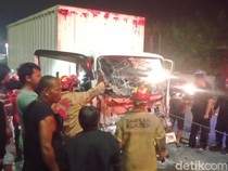Mobil Boks Tabrak Truk Pasir di Exit Tol Kuncen Klaten, Sopir Sempat Terjepit