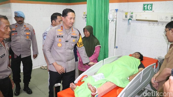 Kapolres Magetan AKBP Raden Erik Bangun Prakasa saat menjenguk korban luka KA Malioboro Ekspres tabrak 7 pemotor
