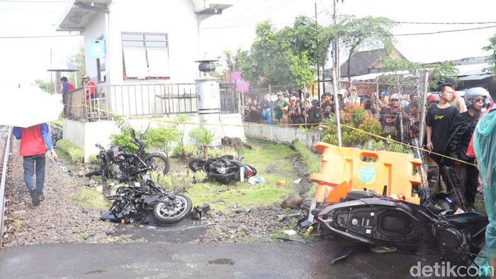 Motor para korban tabrakan KA Malioboro di Mangge, Barat, Magetan yang berserakan jadi tontonan warga setempat