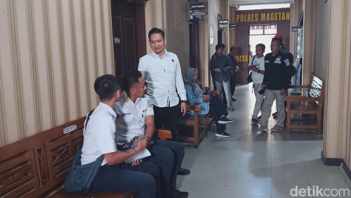 Masinis dan asisten masini KA Malioboro Magetan diperiksa di Polres Magetan terkait jadwal keberangkatan kereta hingga terjadi kecelakaan