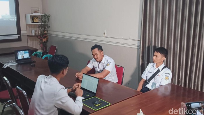 Masinis dan asisten masini KA Malioboro Magetan diperiksa di Polres Magetan terkait jadwal keberangkatan kereta hingga terjadi kecelakaan