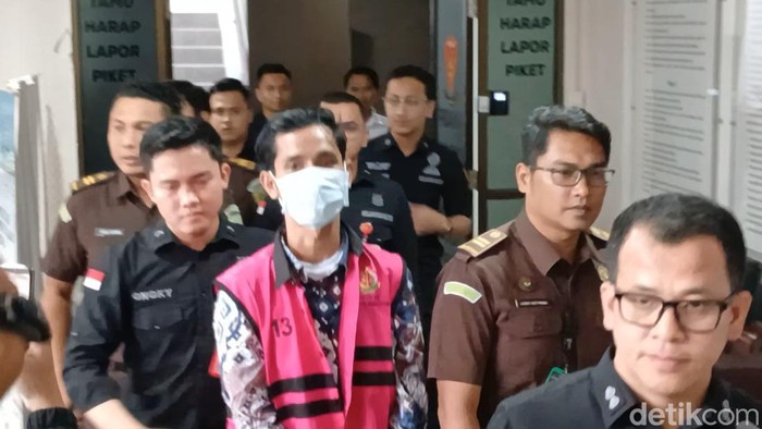 Kejari Batam tetapkan 1 orang tersangka berinisial R di kasus dugaan korupsi transaksi kredit fiktif di PT Pegadaian Kantor Cabang Syariah Karina, Kota Batam.(Alamudin Hamapu/detikSumut)