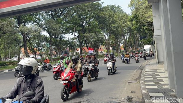 Kendaraan yang melintas di bawah JPO Jalan Ahmad Yani dekat Kantor Bulog Surabaya.