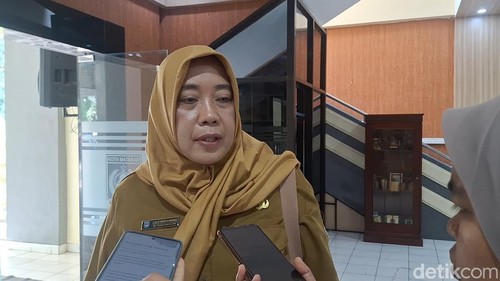 Kepala Dinas PUPR Kota Mataram Lale Widiahning saat diwawancarai di Kantor Wali Kota Mataram, Senin (19/5/2025). (Nathea Citra/detikBali)