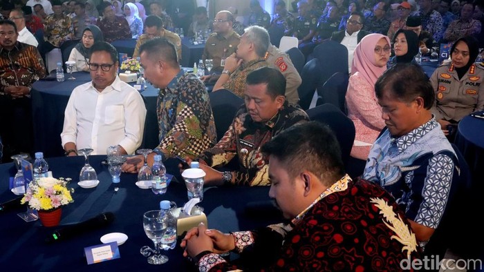 Kepala DPMPTSP Jabar Dedi Taufik (baju putih)