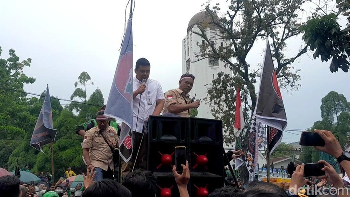 Keterangan foto: Gubsu Bobby Nasution menemui ratusan driver ojol yang demonstrasi (Nizar Aldi/detikSumut)