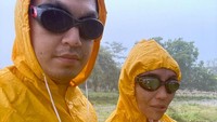 Kevin Julio dan Imelda Therinne pakai jas hujan kuning di tengah guyuran air. (Foto: dok Instagram)