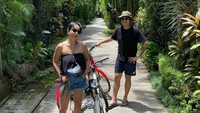 Di Instagram, Kevin Julio membagikan beragam potret Imelda Therinne yang sedang berulang tahun ke-43. Ini momen saat mereka asyik main sepeda. (Foto: dok Instagram)
