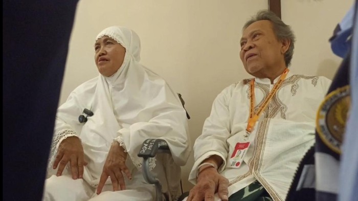 Khuyai dan Endang merupakan jemaah yang berasal dari Pekalongan, Jawa Tengah
