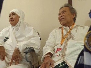 Syukur Pasangan Lansia Naik Haji Bersama: Jemaah-Petugas Membantu, Baik Semua
