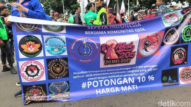 Komunitas pengemudi ojol dan sopir taksi online menggelar demo hari ini. Salah satu titik lokasi demo berada di Patung Kuda, Jalan Medan Merdeka Barat, Jakpus. (Maulani M/detikcom)