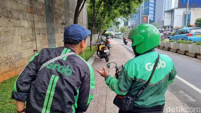 Komunitas pengemudi ojol menggelar demonstrasi di Patung Kuda. Namun ada juga ojol yang tetap mengangkut penumpang karena alasan yang beragam. (Taufiq/detikcom).