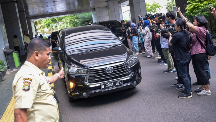 KPK geledah kantor Kementerian Ketenagakerjaan Petugas KPK bersama polisi berjalan keluar usai melakukan penggeledahan di Kantor Kementerian Ketenagakerjaan, Jakarta, Selasa (20/5/2025). Komisi Pemberantasan Korupsi (KPK) menggeledah salah satu ruangan di kantor Kementerian Ketenagakerjaan atas kasus dugaan suap atau gratifikasi tenaga kerja asing (TKA). ANTARA FOTO/Fauzan/nym.