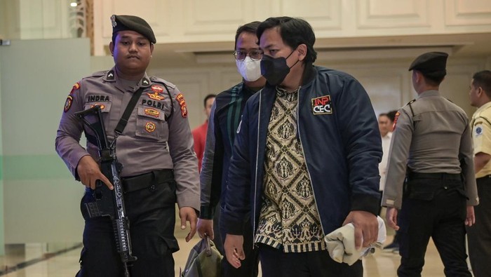 Petugas KPK bersama polisi berjalan keluar usai melakukan penggeledahan di Kantor Kementerian Ketenagakerjaan, Jakarta, Selasa (20/5/2025). Komisi Pemberantasan Korupsi (KPK) menggeledah salah satu ruangan di kantor Kementerian Ketenagakerjaan atas kasus dugaan suap atau gratifikasi tenaga kerja asing (TKA). ANTARA FOTO/Fauzan/nym.