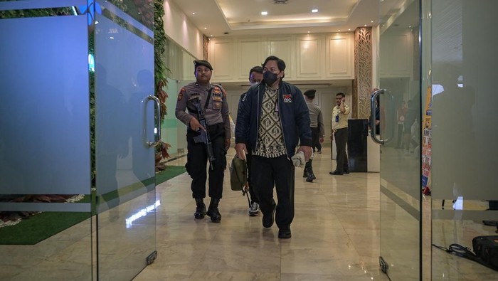 KPK geledah kantor Kementerian Ketenagakerjaan Petugas KPK bersama polisi berjalan keluar usai melakukan penggeledahan di Kantor Kementerian Ketenagakerjaan, Jakarta, Selasa (20/5/2025). Komisi Pemberantasan Korupsi (KPK) menggeledah salah satu ruangan di kantor Kementerian Ketenagakerjaan atas kasus dugaan suap atau gratifikasi tenaga kerja asing (TKA). ANTARA FOTO/Fauzan/nym.