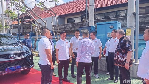 Sejumlah delegasi Kamboja (kaus putih) saat berkunjung ke kantor Imigrasi Denpasar, Selasa (20/5/2025).