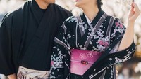 Momen romantisnya mengabadian kebersamaan bersama suaminya tercinta.