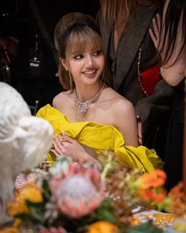 Setelah rangkaian gala dinner, Lisa BLACKPINK duduk di front row untuk melihat peragaan koleksi Polychroma bersama CEO BVLGARI, Jean-Christophe Babin. Hadir pula rekan ambassador Priyanka Chopra, Liu Yufei, dan Viola Davis. Foto: Instagram