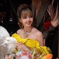 Setelah rangkaian gala dinner, Lisa BLACKPINK duduk di front row untuk melihat peragaan koleksi Polychroma bersama CEO BVLGARI, Jean-Christophe Babin. Hadir pula rekan ambassador Priyanka Chopra, Liu Yufei, dan Viola Davis. Foto: Instagram
