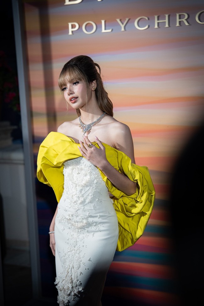 Bintang serial The White Lotus 3 itu tampil glamor dalam balutan gaun rancangan desainer Lebanon, Krikor Jabotian, dengan detail sulaman bunga dan aksen yellow drapery pada bagian dadanya. Foto: Instagram