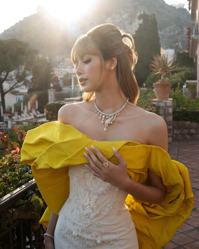 Rambutnya disasak tinggi dengan sanggul yang mencolok seperti seorang bangsawan. Foto: Instagram