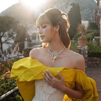 Rambutnya disasak tinggi dengan sanggul yang mencolok seperti seorang bangsawan. Foto: Instagram