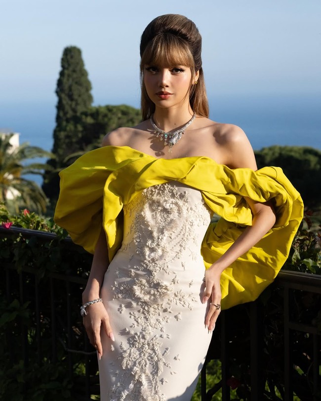 Gaun tersebut mempertegas siluet tubuh ramping Lisa BLACKPINK dan serasi dengan kemewahan kalung berlian ’Serpenti Sunburst’ dari koleksi BVLGARI Polychroma. Foto: Instagram