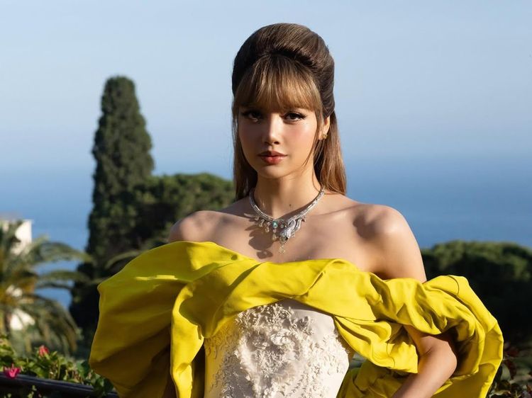 6 Gaya Glamor Lisa BLACKPINK Berbalut Kalung Berlian Bak Disney Princess
