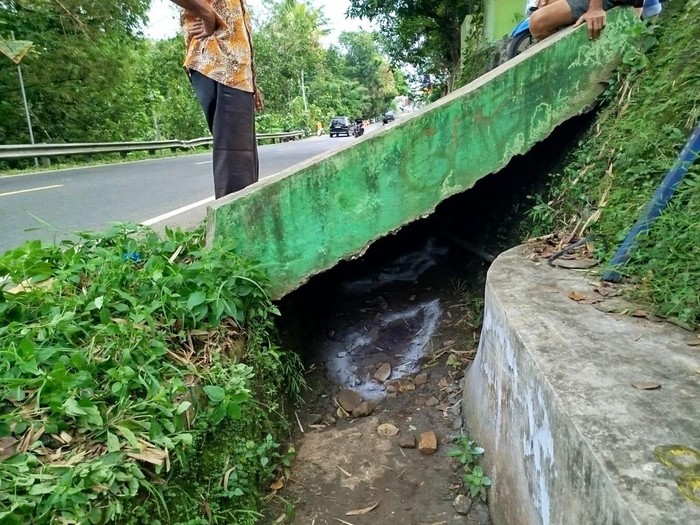 Lokasi pemotor ditemukan tewas di dalam selokan tepi Jalan Jogja-Wonosari Km 18, Patuk, Gunungkidul, Selasa (20/5/2025).