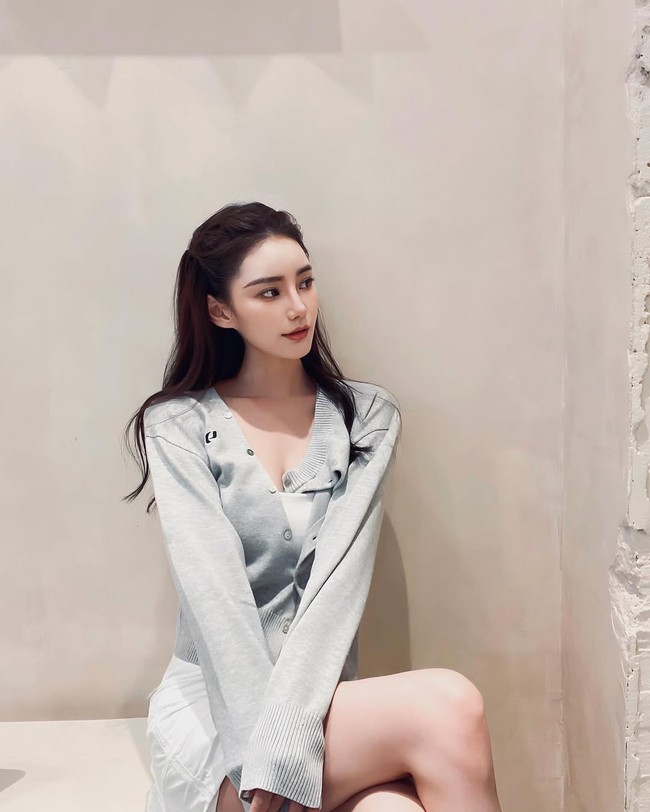 Mandy sempat menuai hujatan karena menikahi Wang Xiaofei, mengingat perceraiannya dengan Barbie Hsu tidak berakhir secara baik-baik. Namun belakangan, dia mendapat pujian karena dianggap sebagai ibu sambung yang baik bagi kedua anak Wang dari pernikahannya terdahulu. Foto: Instagram/@hsiaomei0718mandy