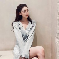 Mandy sempat menuai hujatan karena menikahi Wang Xiaofei, mengingat perceraiannya dengan Barbie Hsu tidak berakhir secara baik-baik. Namun belakangan, dia mendapat pujian karena dianggap sebagai ibu sambung yang baik bagi kedua anak Wang dari pernikahannya terdahulu. Foto: Instagram/@hsiaomei0718mandy