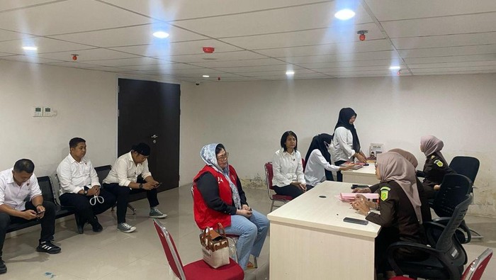 Mantan calon bupati Sinjai, Nursanti diserahkan ke jaksa.
