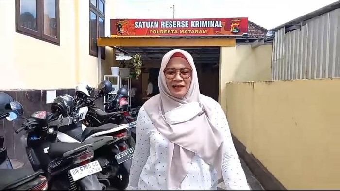 Mantan Wabup Sumbawa, Dewi Noviany, seusai diperiksa sebagai saksi dalam kasus dugaan korupsi pengadaan masker COVID-19 pada Dinas Koperasi dan UMKM NTB di Unit Tipidkor Satreskrim Polresta Mataram beberapa waktu lalu. (Istimewa)