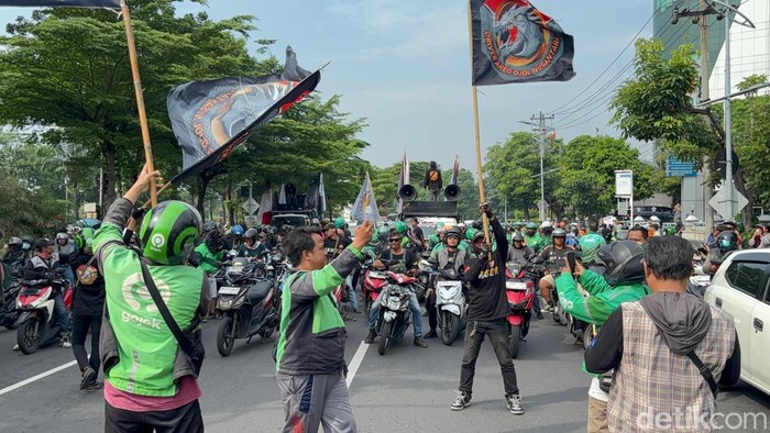 Massa ojol blokade frontage Ahmad Yani Surabaya