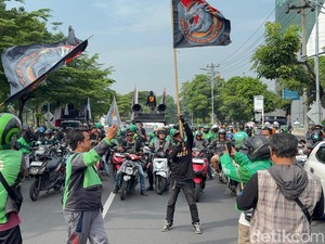 Massa Ojol Blokade Akses Masuk Surabaya, Lalin Dialihkan