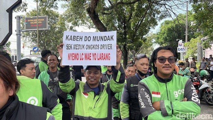 Massa ojol demo di depan Kantor DPRD Solo, Selasa (20/5/2025).