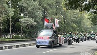 Massa ojol konvoi dari Manahan menuju DPRD Solo, Selasa (20/5/2025). Foto: Tara Wahyu NV/detikJateng